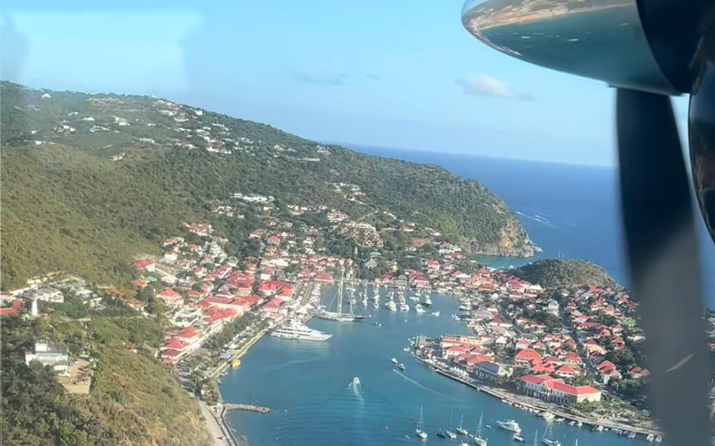 Video of plane flying over St Barths harbour.